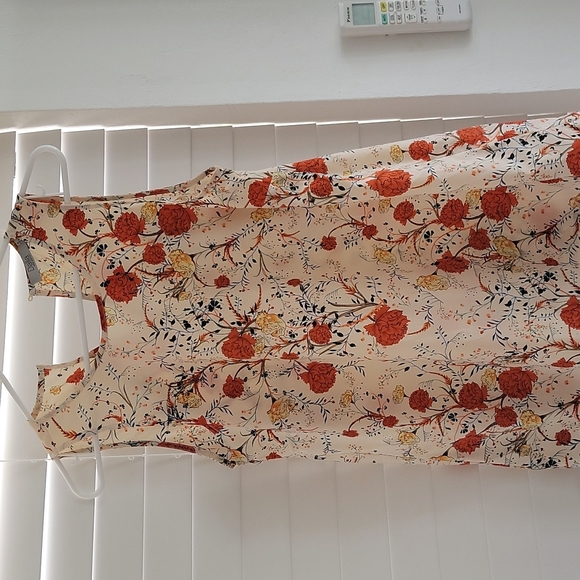 Dailia Seevless Blouse with vibrant flower patterns - Picture 2 of 6